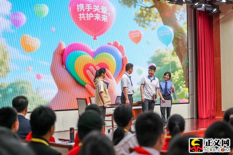03、北京市海淀区检察院检察官与北京超越青少年社工事务所司法社工共同表演的法治情景剧《向阳而生》。.JPG