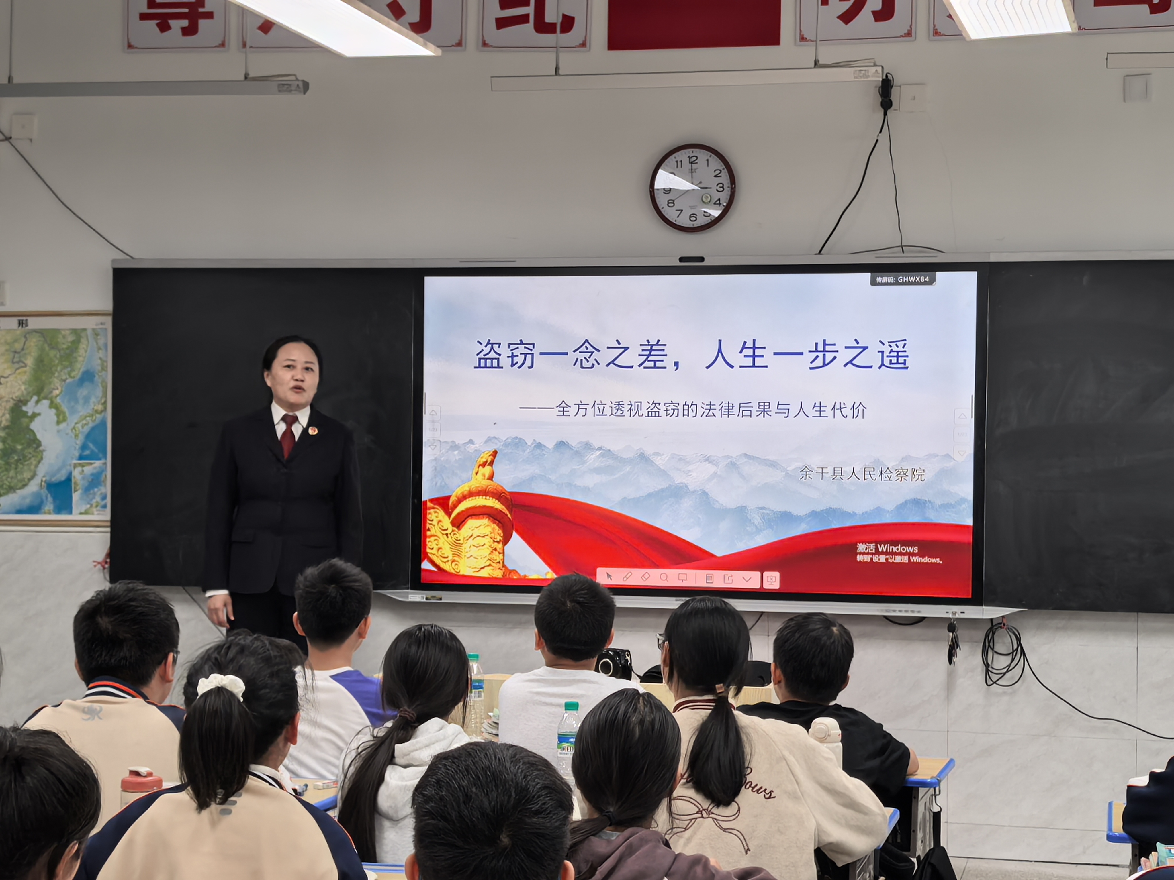 副检察长何长会到余干一中为学生们上法治课