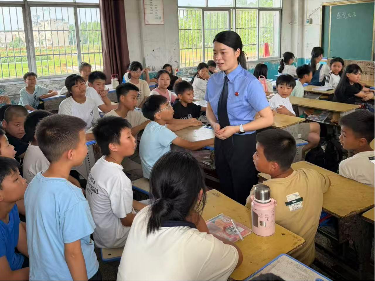 龙津小学上法治课